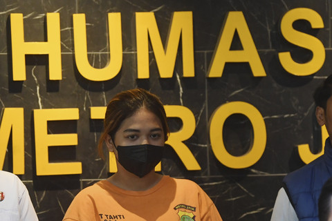 Tersangka kasus penipuan berskema ponzi berinisial SFM dihadirkan saat rilis di Polda Metro Jaya, Jakarta, Sabtu (18/1/2025). Foto: Akbar Nugroho Gumay/ANTARA FOTO