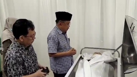 Momen JK ke RS Puri, Jakbar, melayat jenazah Alwi Hamu, wartawan senior yang juga pendiri dan pemilik Fajar Group, Sabtu (18/1/2025). Foto: Dok. Istimewa