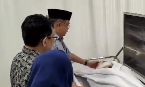 Momen JK ke RS Puri, Jakbar, melayat jenazah Alwi Hamu, wartawan senior yang juga pendiri dan pemilik Fajar Group, Sabtu (18/1/2025). Foto: Dok. Istimewa