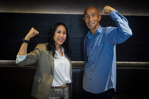 Vivin Cahyani, Exco PSSI, dan Satoru Mochizuki, pelatih Timnas Wanita Indonesia, saat berfoto bersama. Foto: Dok. Pribadi Vivin