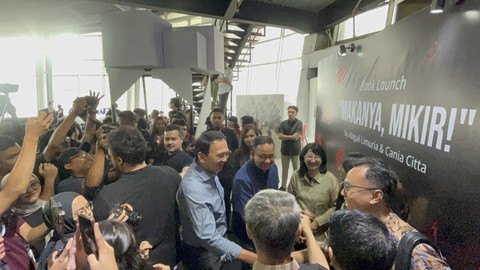 Momen bersama Ahok dan Anies saat Acara Launching Buku Makanya, Mikir! di FX Sudirman, Jakarta Pusat, rabu(18/1/2025).  Foto: Rayyan Farhansyah/kumparan