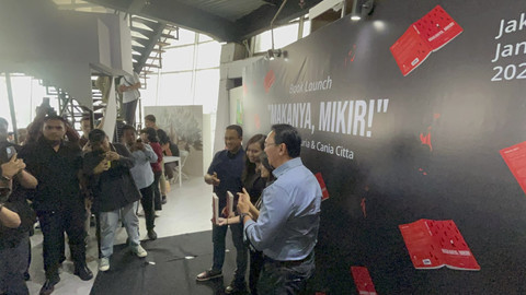 Momen bersama Ahok dan Anies saat Acara Launching Buku Makanya, Mikir! di FX Sudirman, Jakarta Pusat, rabu(18/1/2025).  Foto: Rayyan Farhansyah/kumparan