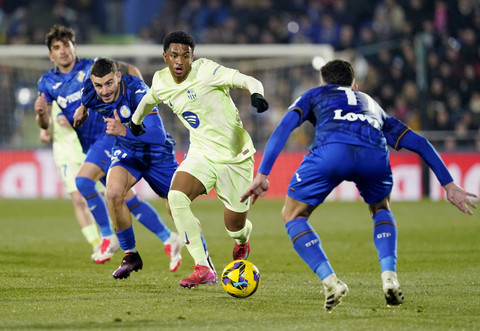 Alejandro Balde dari FC Barcelona beraksi dengan Carles Alena dari Getafe dan Juan Iglesias dari Getafe pada pertandingan Liga Spanyol antara Getafe vs FC Barcelona di Estadio Coliseum, Getafe, Spanyol, Minggu (19/1/2025) dini hari WIB. Foto: Ana Beltran/REUTERS