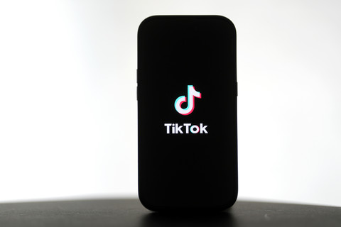 Logo TikTok ditampilkan di sebuah ponsel di San Francisco, Jumat (17/1/2025). Foto: Jeff Chiu/AP Photo