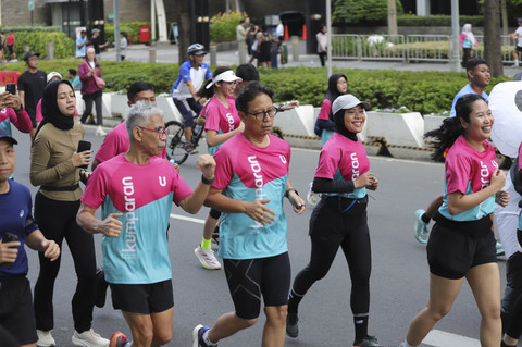 Menkes Budi Gunadi Sadikin (kedua dari kiri) saat mengikuti "kumparan Fun Run" di kawasan CFD Jakarta, Minggu (19/1/2025). Foto: Jamal Ramadhan/kumparan
