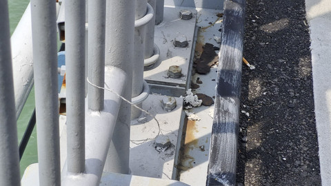 Senar putih terikat di pagar pengaman Jembatan Surabaya-Madura (Suramadu), Minggu (19/1/2025). Foto: Farusma Okta Verdian/kumparan