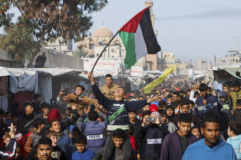 Warga Palestina merayakan kemenangan meski Israel menunda gencatan senjata yang ditetapkan pada Minggu (19/1) pagi terkait daftar sandera, di Khan Younis, Jalur Gaza selatan, Minggu (19/1/2025). Foto: Mohammed Salem/REUTERS