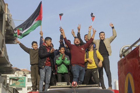 Warga Palestina merayakan kemenangan meski gencatan senjata antara Israel dan Hamas tertunda karena masalah sandera, di Kota Gaza, Minggu (19/1/2025). Foto: Mahmoud Issa/REUTERS