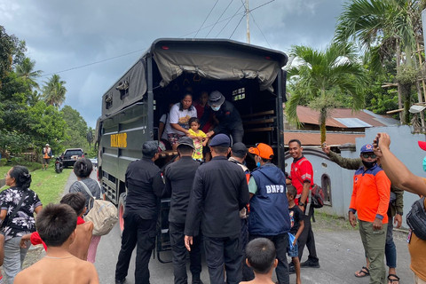 Kemensos salurkan bantuan ke pengungsi Gunung Ibu di Halmahera. Foto: Kemensos RI