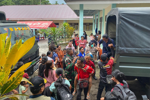 Kemensos salurkan bantuan ke pengungsi Gunung Ibu di Halmahera. Foto: Kemensos RI