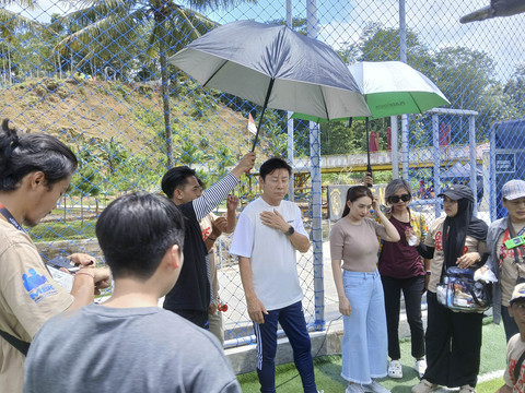Mantan pelatih Timnas Indonesia, Shin Te-yong, hadir sebagai cameo atau pemeran pendukung dalam film Ghost Soccer, yang syutingnya digelar di Subang, Jawa Barat, Minggu (19/1/2025). Foto: Vincentius Mario/kumparan