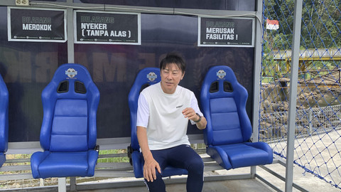 Mantan pelatih Timnas Indonesia, Shin Te-yong, hadir sebagai cameo atau pemeran pendukung dalam film Ghost Soccer, yang syutingnya digelar di Subang, Jawa Barat, Minggu (19/1/2025). Foto: Vincentius Mario/kumparan