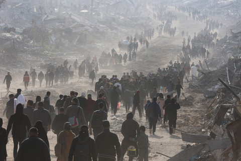 Warga Palestina yang mengungsi berjalan meninggalkan tempat berlindung menuju utara Jalur Gaza menyusul dimulainya gencatan senjata  di wilayah Saftawi, Jabalia, Gaza, Minggu (19/1/2025). Foto: Omar AL-QATTAA / AFP