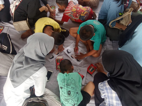 Kegiatan mewarnai anak-anak/Anyelir