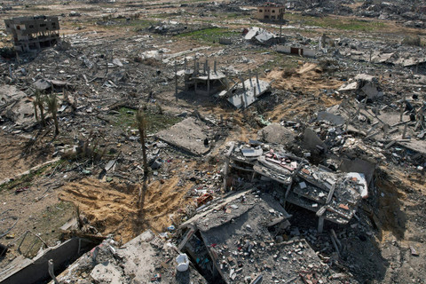 Foto udara kerusakan bangunan imbas serangan Israel di Rafah, Jalur Gaza selatan, Minggu (19/1/2025). Foto: Mohammed Fayed/REUTERS