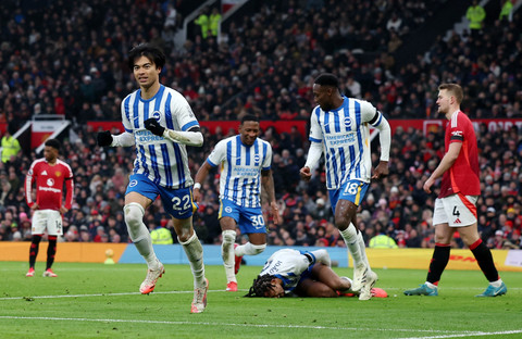 Selebrasi pemain Brighton & Hove Albion Kaoru Mitoma usai mencetak gol ke gawang Manchester United pada pertandingan Liga Inggris di Old Trafford, Manchester, Inggris, Minggu (19/1/2025). Foto: Lee Smith/REUTERS