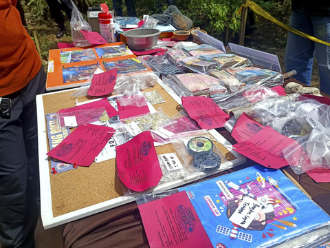 Konferensi pers pengungkapan kasus tambang emas ilegal di Kecamatan Kutawaringin, Kabupaten Bandung, pada Senin (20/1/2025). Dok. Robby Boceu/kumparan Foto: Robby Bouceu/kumparan