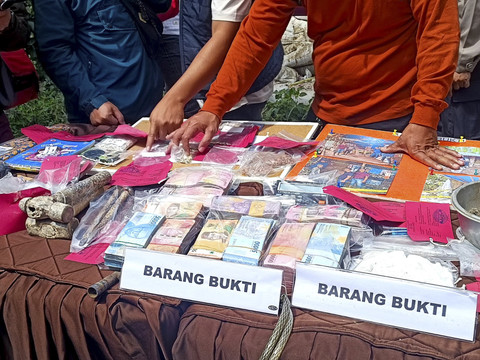 Konferensi pers pengungkapan kasus tambang emas ilegal di Kecamatan Kutawaringin, Kabupaten Bandung, pada Senin (20/1/2025). Dok. Robby Boceu/kumparan Foto: Robby Bouceu/kumparan