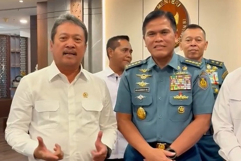 Menteri Kelautan dan Perikanan Sakti Wahyu Trenggono dan KSAL Laksamana Muhammad Ali bertemu terkait pagar laut. Foto: Instagram/ @swtrenggono