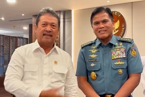 Menteri Kelautan dan Perikanan Sakti Wahyu Trenggono dan KSAL Laksamana Muhammad Ali bertemu terkait pagar laut.  Foto: Instagram/ @swtrenggono