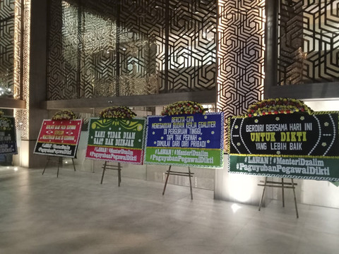 Karangan bunga menghiasai Kemendiktisaintek. Foto: Dok. Istimewa