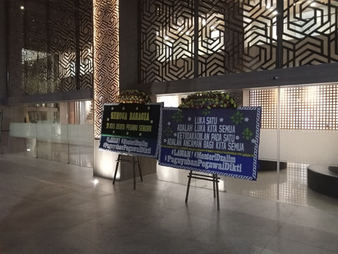 Karangan bunga menghiasai Kemendiktisaintek. Foto: Dok. Istimewa