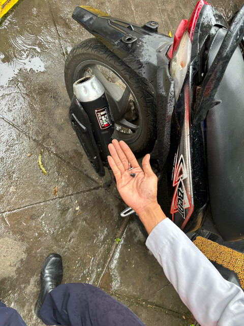 Dishub Jaksel, Polres Jaksel, dan Satpol PP menertibkan parkir liar di sekitar Jalan Wolter Monginsidi dan Jalan Gunawarman, Jakarta Selatan pada Senin (20/1/2025).  Foto: Abid Raihan/kumparan