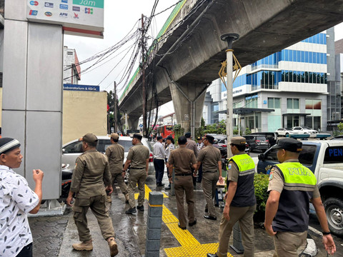 Dishub Jaksel, Polres Jaksel, dan Satpol PP menertibkan parkir liar di sekitar Jalan Wolter Monginsidi dan Jalan Gunawarman, Jakarta Selatan pada Senin (20/1/2025).  Foto: Abid Raihan/kumparan