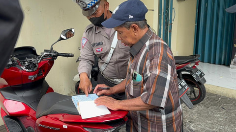 Dishub Jaksel, Polres Jaksel, dan Satpol PP menertibkan parkir liar di sekitar Jalan Wolter Monginsidi dan Jalan Gunawarman, Jakarta Selatan pada Senin (20/1/2025).  Foto: Abid Raihan/kumparan