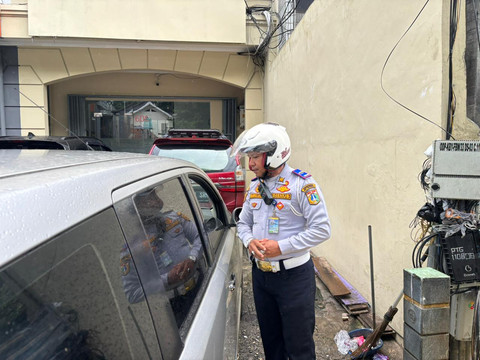 Dishub Jaksel, Polres Jaksel, dan Satpol PP menertibkan parkir liar di sekitar Jalan Wolter Monginsidi dan Jalan Gunawarman, Jakarta Selatan pada Senin (20/1/2025).  Foto: Abid Raihan/kumparan
