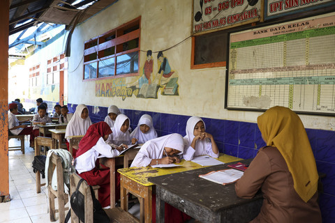 Sejumlah murid sekolah dasar (SD) belajar di teras bangunan sekolah yang tidak layak pakai di SDN 95 Campagaya, Desa Tamasaju, Kabupaten Takalar Sulawesi Selatan, Senin (20/1/2025). Foto: Arnas Padda/ANTARA FOTO
