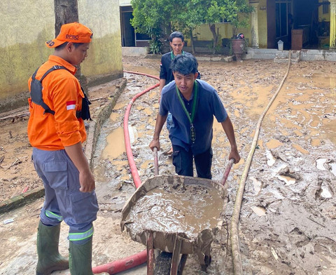 HMI Komisariat Pertanian Unila saat membantu warga membersihkan area terdampak banjir. | Foto: Istimewa