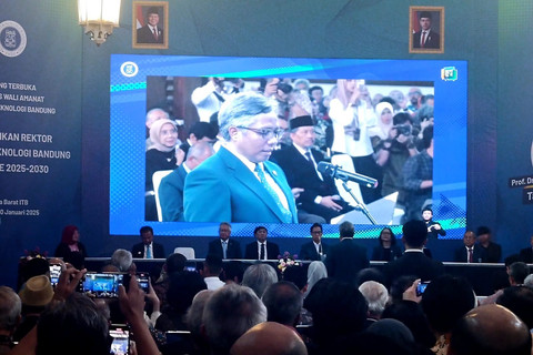 Pelantikan Prof. Dr. Ir. Tatacipta Dirgantara sebagai Rektor ITB periode 2025-2030 di Gedung Aula Barat Kampus ITB, Bandung, Senin (20/1/2025).  Foto: Robby Bouceu/kumparan