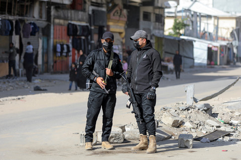 Polisi Hamas berjaga setelah dikerahkan di jalan-jalan untuk menjaga ketertiban, menyusul gencatan senjata antara Israel dan Hamas, di Kota Gaza, Senin (20/1/2025). Foto: Dawoud Abu Alkas/REUTERS