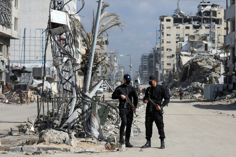 Polisi Hamas berjaga setelah dikerahkan di jalan-jalan untuk menjaga ketertiban, menyusul gencatan senjata antara Israel dan Hamas, di Kota Gaza, Senin (20/1/2025). Foto: Dawoud Abu Alkas/REUTERS