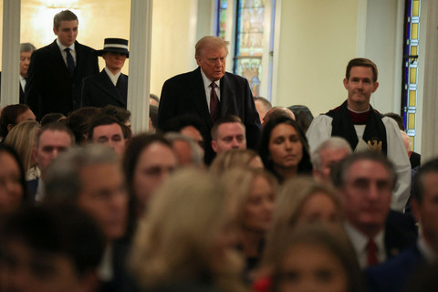 Presiden terpilih AS Donald Trump menghadiri kebaktian menjelang pelantikan Presiden dan Wakil Presiden Amerika Serikat di Gereja St. John, Washington, AS, Senin (20/1/2025). Foto: Carlos Barria/REUTERS