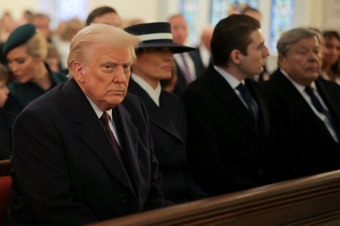 Presiden terpilih AS Donald Trump menghadiri kebaktian menjelang pelantikan Presiden dan Wakil Presiden Amerika Serikat di Gereja St. John, Washington, AS, Senin (20/1/2025). Foto: Carlos Barria/REUTERS