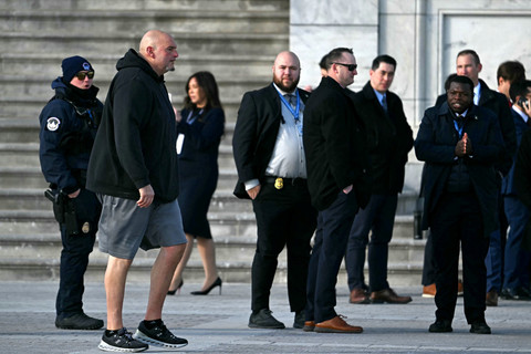 Senator John Fetterman, D-Pa menghadiri pelantikan Presiden dan Wakil Presiden Amerika Serikat di Rotunda Gedung Capitol, Washington, DC, Amerika Serikat, Senin (20/1/2025). Foto: ANDREW CABALLERO-REYNOLDS / AFP