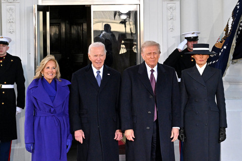 Presiden terpilih AS Donald Trump dan istrinya Melania Trump bertemu dengan Presiden AS Joe Biden dan ibu negara Jill Biden menjelang pelantikan Presiden dan Wakil Presiden Amerika Serikat di Washington, AS, Senin (20/1/2025). Foto: ROBERTO SCHMIDT / AFP
