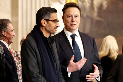 CEO Google Sundar Pichai dan CEO Tesla dan SpaceX Elon Musk menghadiri pelantikan Presiden dan Wakil Presiden Amerika Serikat di Rotunda Gedung Capitol, Washington, DC, Amerika Serikat, Senin (20/1/2025). Foto: Chip Somodevilla/Pool via REUTERS