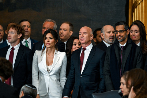 Mark Zuckerberg, Jeff Bezos, Sundar Pichai, dan Elon Musk menghadiri pelantikan Presiden dan Wakil Presiden Amerika Serikat di Rotunda Gedung Capitol, Washington, DC, Amerika Serikat, Senin (20/1/2025). Foto: Julia Demaree Nikhinson/Pool via REUTERS