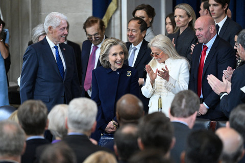 Mantan Presiden AS Bill Clinton dan mantan Menteri Luar Negeri Hillary Clinton menghadiri pelantikan Presiden dan Wakil Presiden Amerika Serikat di Rotunda Gedung Capitol, Washington, DC, Amerika Serikat, Senin (20/1/2025). Foto: SAUL LOEB / POOL / AFP