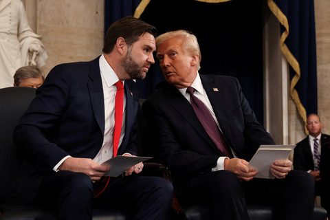 Presiden terpilih AS Donald Trump berbincang dengan Wakil Presiden terpilih AS James David Vance jelang pelantikan Presiden dan Wakil Presiden Amerika Serikat di Rotunda Gedung Capitol, Washington, DC, Amerika Serikat, Senin (20/1/2025). Foto: Chip Somodevilla/Pool via REUTERS