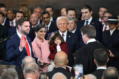 Wakil Presiden terpilih AS James David Vance dilantik menjadi Wakil Presiden Amerika Serikat di Rotunda Gedung Capitol, Washington, DC, Amerika Serikat, Senin (20/1/2025). Foto: SAUL LOEB / POOL / AFP