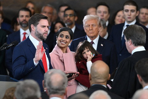 Wakil Presiden terpilih AS James David Vance dilantik menjadi Wakil Presiden Amerika Serikat di Rotunda Gedung Capitol, Washington, DC, Amerika Serikat, Senin (20/1/2025). Foto: SAUL LOEB / POOL / AFP