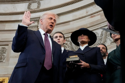 Presiden terpilih AS Donald Trump dilantik menjadi Presiden Amerika Serikat di Rotunda Gedung Capitol, Washington, DC, Amerika Serikat, Senin (20/1/2025). Foto: Morry Gash / POOL / AFP