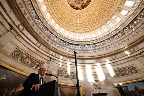 Presiden AS Donald Trump menyampaikan pidato usai dilantik menjadi Presiden Amerika Serikat di Rotunda Gedung Capitol, Washington, DC, Senin (20/1/2025). Foto: Chip Somodevilla/Pool via REUTERS