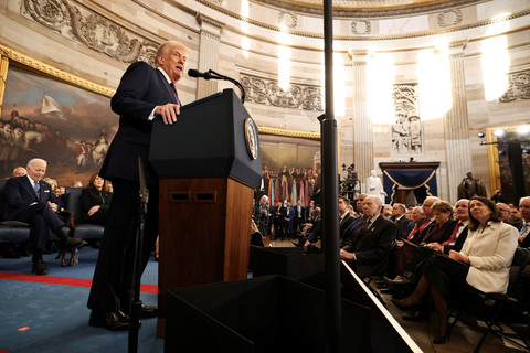 Presiden AS Donald Trump menyampaikan pidato usai dilantik menjadi Presiden Amerika Serikat di Rotunda Gedung Capitol, Washington, DC, Senin (20/1/2025). Foto: Chip Somodevilla/Pool via REUTERS