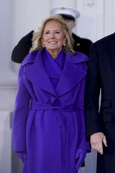 Tampilan Jill Biden di pelantikan Donald Trump sebagai Presiden Amerika Serikat ke-47. Foto: Nathan Howard/REUTERS