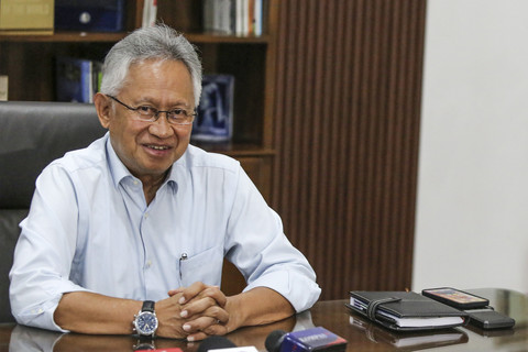 Menteri Pendidikan Tinggi, Sains, dan Teknologi Satryo Soemantri Brodjonegoro menyampaikan klarifikasi terkait aksi demo yang terjadi di Kantor Kementerian Pendidikan Tinggi, Sains, dan Teknologi di Rumah Dinas, Jakarta, Senin (20/1/2025). Foto: Asprilla Dwi Adha/ANTARA FOTO